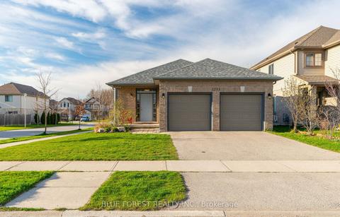 1233 Lawson Rd, House detached with 2 bedrooms, 3 bathrooms and 4 parking in London ON | Card Image