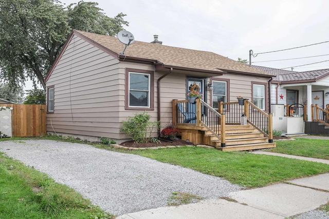 17 Homewood Ave, House detached with 2 bedrooms, 1 bathrooms and 3 parking in St. Catharines ON | Image 2