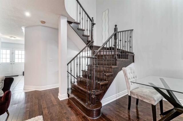 1203 Prestonwood Cres, House semidetached with 3 bedrooms, 4 bathrooms and 4 parking in Mississauga ON | Image 3