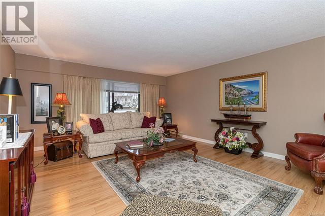 101 - 2125 Oak Bay Ave, Condo with 2 bedrooms, 2 bathrooms and 1 parking in Oak Bay BC | Image 7