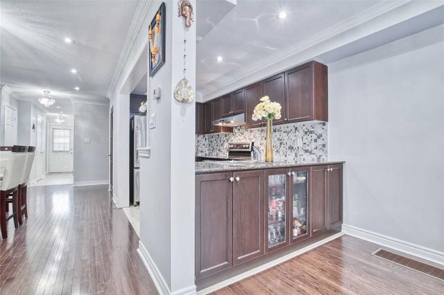 125 Amulet Cres, House attached with 3 bedrooms, 4 bathrooms and 3 parking in Richmond Hill ON | Image 4