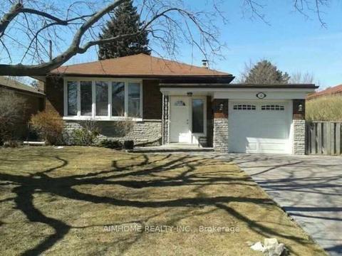 22 Daleside Cres S, House detached with 3 bedrooms, 2 bathrooms and 5 parking in Toronto ON | Card Image