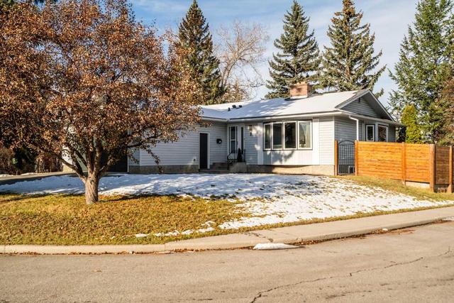2 Varwood Place Nw, House detached with 5 bedrooms, 3 bathrooms and 4 parking in Calgary AB | Image 2