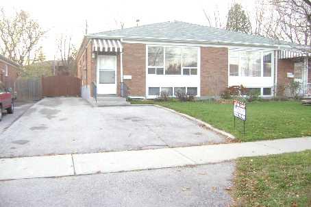 upper - 3426 Queenston Dr, House semidetached with 3 bedrooms, 1 bathrooms and 1 parking in Mississauga ON | Image 1