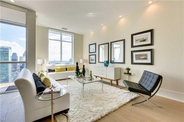 Ph2 - 300 Front St W, Condo with 2 bedrooms, 3 bathrooms and 2 parking in Toronto ON | Image 1