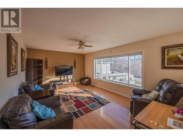 14415 Latimer Avenue, House detached with 5 bedrooms, 2 bathrooms and 1 parking in Summerland BC | Image 14