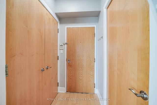 lrg 7 - 7 Lorraine Dr, Condo with 2 bedrooms, 3 bathrooms and 2 parking in Toronto ON | Image 5