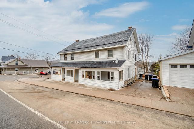 61 Robert St W, House detached with 6 bedrooms, 2 bathrooms and 6 parking in Penetanguishene ON | Image 1