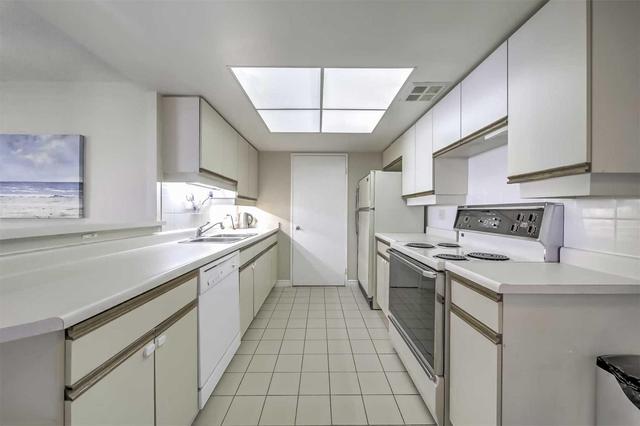813 - 22 Clarissa Dr, Condo with 2 bedrooms, 2 bathrooms and 1 parking in Richmond Hill ON | Image 7