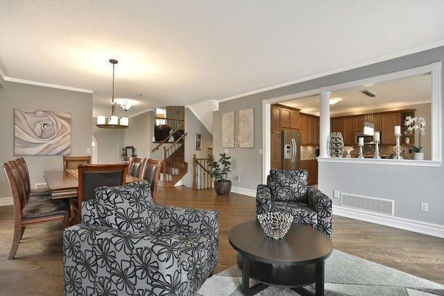 208 Cathcart Cres, House detached with 4 bedrooms, 4 bathrooms and 2 parking in Milton ON | Image 4