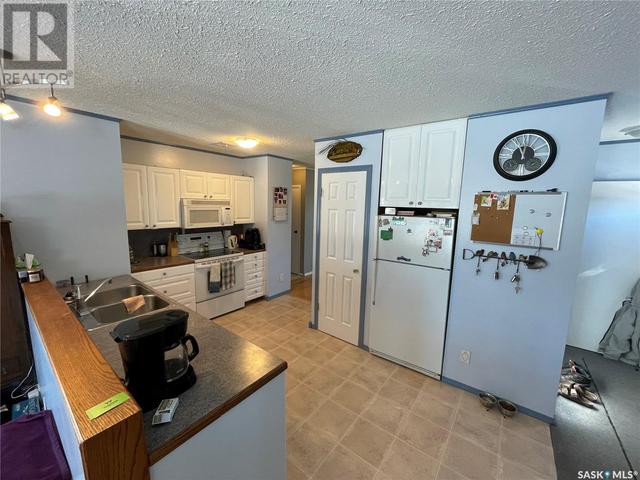 108 Fourth Street W, House detached with 3 bedrooms, 2 bathrooms and null parking in Carnduff SK | Image 6