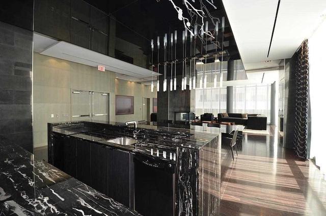 1013 - 770 Bay St, Condo with 2 bedrooms, 2 bathrooms and 1 parking in Toronto ON | Image 2