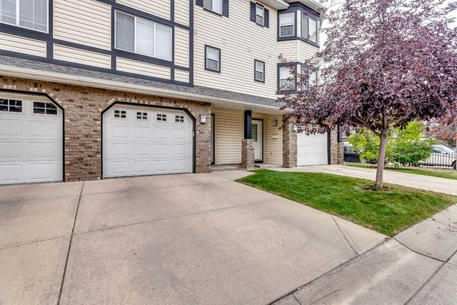 71 Cougar Ridge Mews Sw, Home with 2 bedrooms, 1 bathrooms and 2 parking in Calgary AB | Image 2