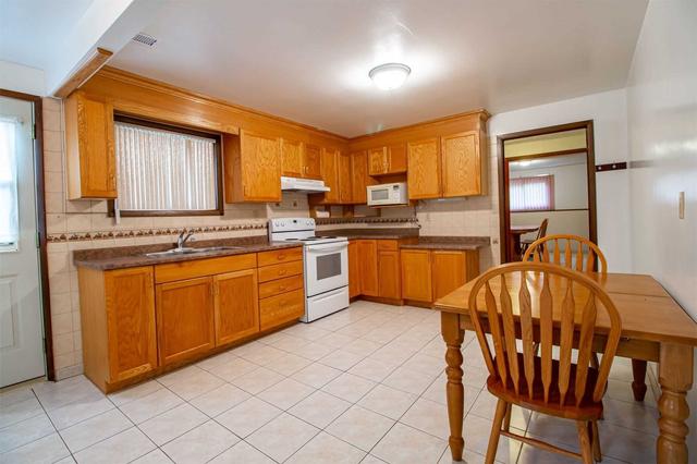 18 Sherman Dr, House detached with 3 bedrooms, 2 bathrooms and 5 parking in St. Catharines ON | Image 11