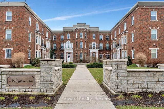 5 - 54 Dufferin Ave, Condo with 2 bedrooms, 1 bathrooms and 1 parking in Brantford ON | Image 1