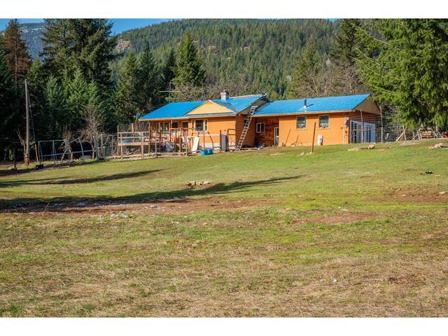2621 Highway 3a, House detached with 2 bedrooms, 1 bathrooms and null parking in Central Kootenay I BC | Image 13