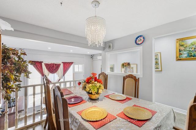 20 Darras Crt E, Townhouse with 3 bedrooms, 2 bathrooms and 2 parking in Brampton ON | Image 3