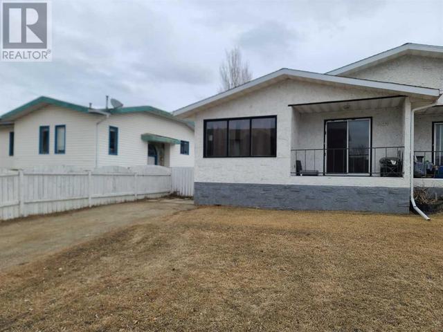 8005a 99 Street, House semidetached with 3 bedrooms, 2 bathrooms and 2 parking in Peace River AB | Image 2