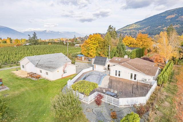 2819 Erickson Road, House detached with 3 bedrooms, 2 bathrooms and null parking in Central Kootenay B BC | Image 1