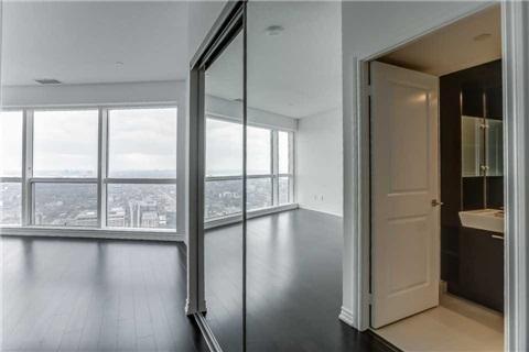 5616 - 386 Yonge St, Condo with 3 bedrooms, 2 bathrooms and 1 parking in Toronto ON | Image 8