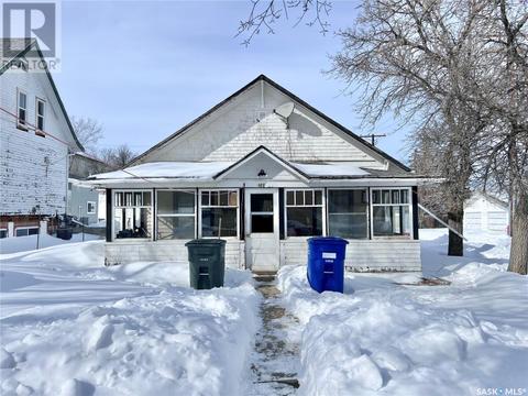 111 4th Avenue W, House detached with 3 bedrooms, 2 bathrooms and null parking in Rosetown SK | Card Image