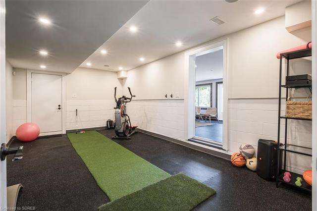Exercise room complete with putting green | Image 31
