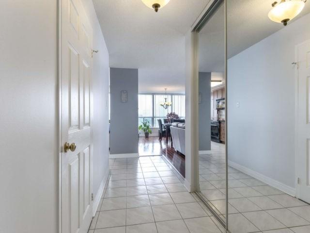 1213 - 12 Laurelcrest St, Condo with 2 bedrooms, 2 bathrooms and 1 parking in Brampton ON | Image 3