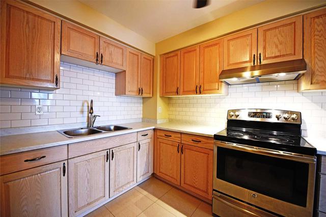 50 Foster Cres, Townhouse with 3 bedrooms, 2 bathrooms and 1 parking in Brampton ON | Image 5
