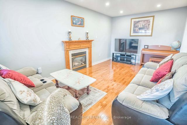 8 Alfonso Cres, House detached with 4 bedrooms, 4 bathrooms and 6 parking in Brampton ON | Image 4