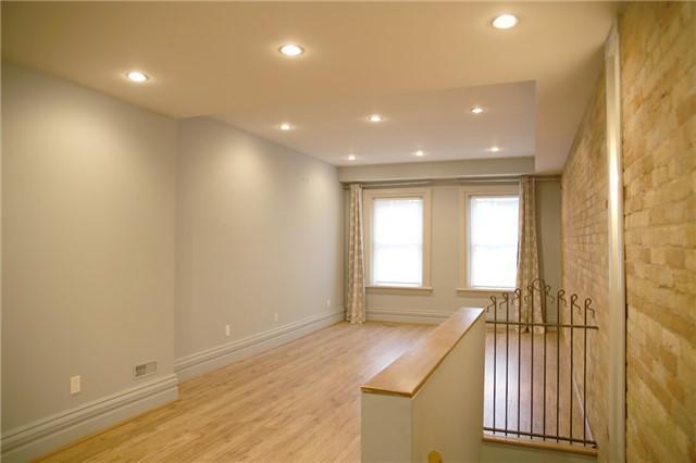 Upper - 244 Queen St E, Condo with 3 bedrooms, 1 bathrooms and null parking in Toronto ON | Image 2