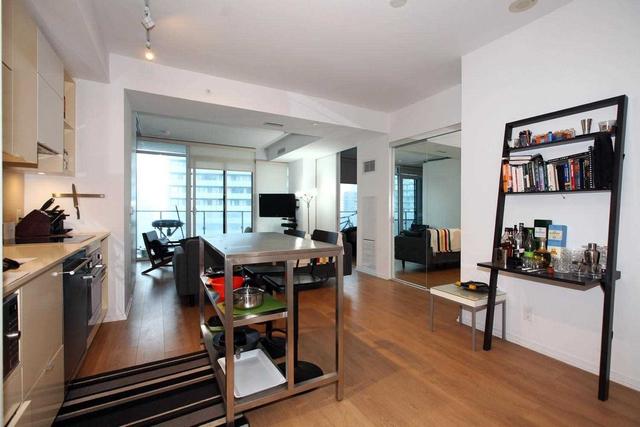 2813 - 125 Peter St, Condo with 2 bedrooms, 2 bathrooms and 1 parking in Toronto ON | Image 7