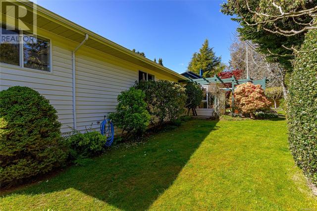 4918 Alamida Cres, House detached with 3 bedrooms, 2 bathrooms and 4 parking in Saanich BC | Image 53