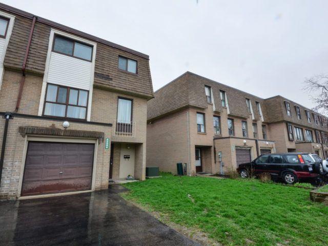 209 Fleetwood Cres, Townhouse with 4 bedrooms, 3 bathrooms and 3 parking in Brampton ON | Image 2