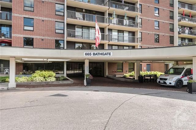 2111 - 665 Bathgate Drive, Condo with 3 bedrooms, 2 bathrooms and 1 parking in Ottawa ON | Image 2