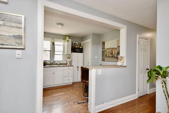 97 Queen St, House detached with 2 bedrooms, 2 bathrooms and 6 parking in Barrie ON | Image 2