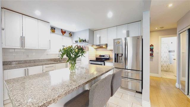 160 Folkstone Cres, House detached with 3 bedrooms, 1 bathrooms and 2 parking in Brampton ON | Image 3