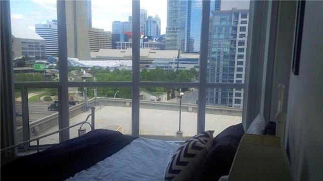 1001 - 218 Queens Quay W, Condo with 2 bedrooms, 2 bathrooms and 1 parking in Toronto ON | Image 7