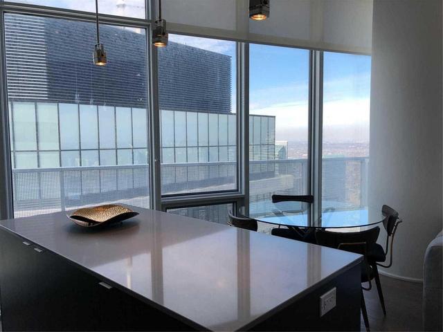 Sph201 - 88 Harbour St, Condo with 2 bedrooms, 3 bathrooms and 1 parking in Toronto ON | Image 3