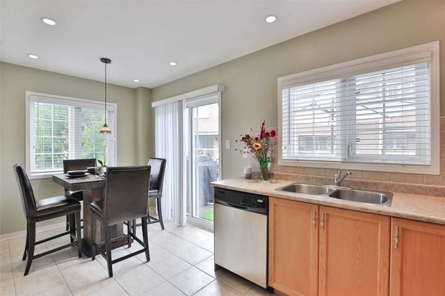 40 Birdstone Cres, Townhouse with 3 bedrooms, 3 bathrooms and 3 parking in Toronto ON | Image 8