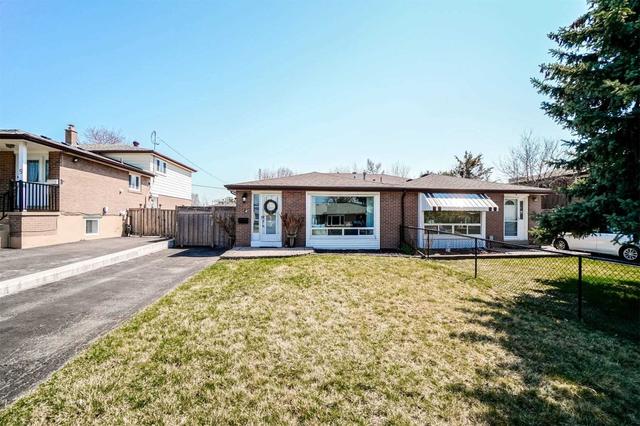 7 Dunwich Pl, House semidetached with 3 bedrooms, 1 bathrooms and 4 parking in Brampton ON | Image 1