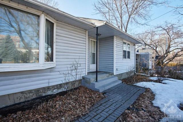 200 Woodroffe Avenue, House detached with 3 bedrooms, 2 bathrooms and 4 parking in Ottawa ON | Image 3