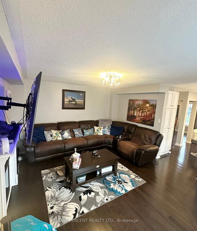 1158 Wadebridge Cres, House detached with 4 bedrooms, 3 bathrooms and 4 parking in Oshawa ON | Image 2