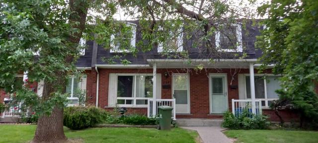 229 Lake Ave N, Townhouse with 3 bedrooms, 2 bathrooms and 1 parking in Hamilton ON | Image 2