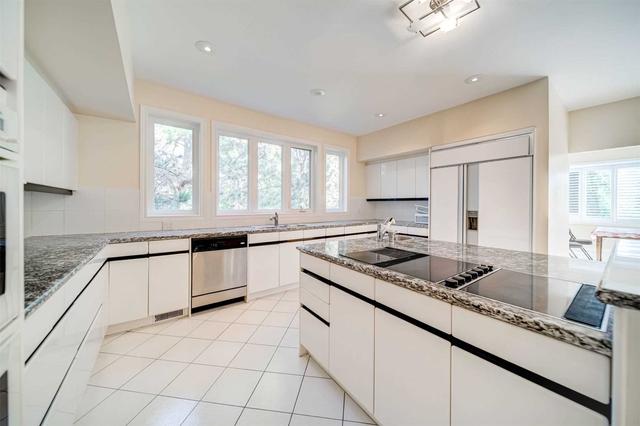 55 Macamo Crt, House detached with 5 bedrooms, 7 bathrooms and 12 parking in Vaughan ON | Image 2