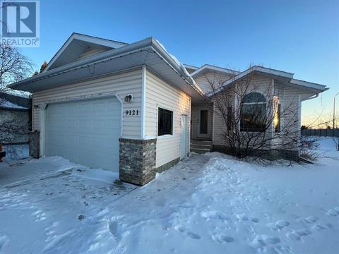 9121 111 Avenue, House detached with 4 bedrooms, 3 bathrooms and 4 parking in Grande Prairie AB | Card Image