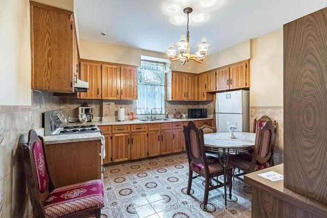 372 St Clarens Ave, House detached with 4 bedrooms, 2 bathrooms and 3 parking in Toronto ON | Image 3