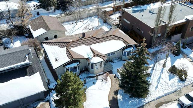 398 Wildwood Drive Sw, House detached with 3 bedrooms, 3 bathrooms and 2 parking in Calgary AB | Image 40
