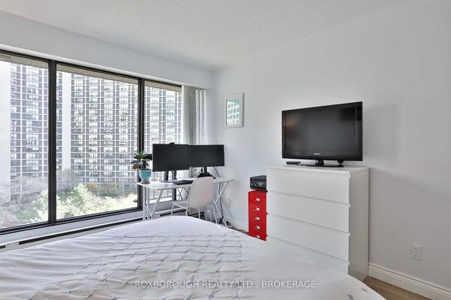 1318 - 55 Harbour Sq, Condo with 2 bedrooms, 2 bathrooms and 1 parking in Toronto ON | Image 11