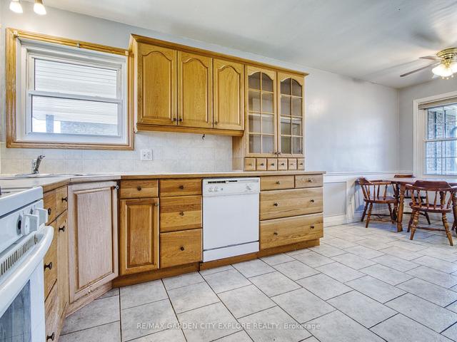 12 Wakil Dr, House detached with 6 bedrooms, 2 bathrooms and 5 parking in St. Catharines ON | Image 4