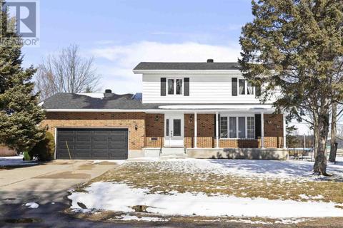 93 Sharon Cres, House detached with 4 bedrooms, 2 bathrooms and null parking in Sault Ste. Marie ON | Card Image